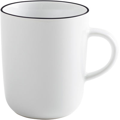 Eine schlichte, weiße Keramiktasse mit einem dünnen schwarzen Rand am oberen Rand. Die Tasse hat einen stabilen Henkel und steht auf einer ebenen Oberfläche. Der Innenraum der Tasse ist ebenfalls weiß und reflektiert das Licht. Sie wirkt modern und minimalistisch.