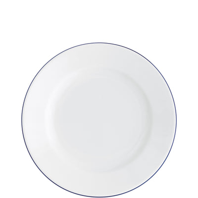 Ein weißer, runder Teller mit schmalem, blauen Rand. Die Oberfläche ist glatt und glänzend, ohne Dekoration oder Muster. Der Teller ist leer und auf einem einfarbigen, neutralen Hintergrund platziert.
