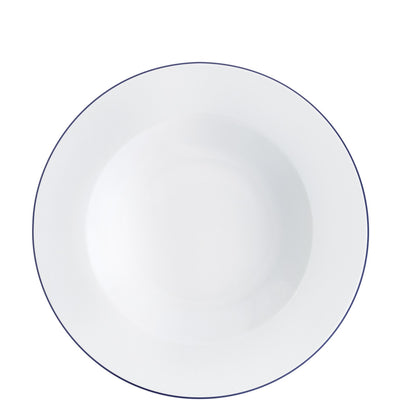Ein runder, flacher Teller aus weißem Porzellan mit einem schmalen blauen Rand. Die Oberfläche ist glatt und unbeschichtet, ohne jegliche Speisen oder Dekoration. Der Teller liegt auf einem neutralen Hintergrund und zeigt eine klassisch einfache Form, die vielseitig für verschiedene Gerichte verwendet werden kann.