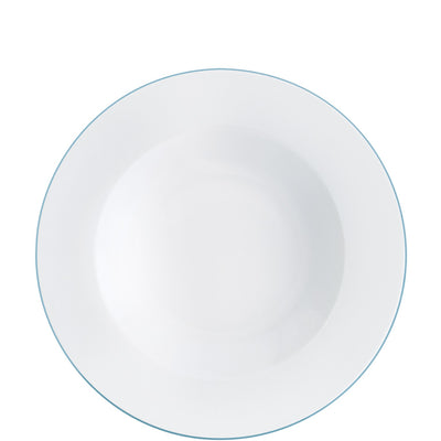 Ein schlichtes, rundes, weißes Tellerbild ohne Dekoration. Der Teller hat einen dünnen, blauen Rand und ist auf einem hellen Hintergrund platziert. Die Oberfläche des Tellers ist glatt und reflektiert leicht das Licht. Die Ansicht zeigt den Teller von oben, wodurch die symmetrische Form und die klare, minimalistische Gestaltung gut zur Geltung kommen. Ideal für die Präsentation von Speisen oder als Bestandteil eines gedeckten Tisches.