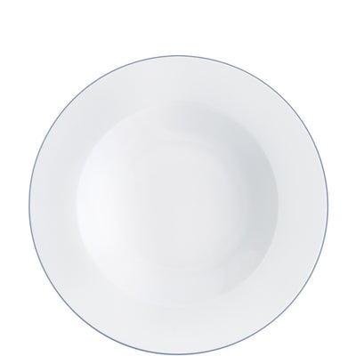 Ein schlichtes, rundes, weißes Geschirr mit leicht angehobenen Kanten und einem dünnen blauen Rand. Die Oberfläche ist glatt und unbedruckt, und die Form ist klassisch und zeitlos. Das Bild zeigt eine Draufsicht auf den Teller, der auf einem einfarbigen Hintergrund platziert ist.