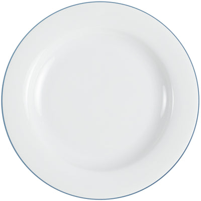 Ein runder, weißer Teller ohne jeglichen Inhalt oder Dekoration. Der Teller hat einen schmalen blauen Rand. Die Oberfläche glänzt und reflektiert Licht. Er ist flach und hat eine gleichmäßige Form, typisch für Geschirr. Der Hintergrund ist einfarbig und hebt den Teller hervor.