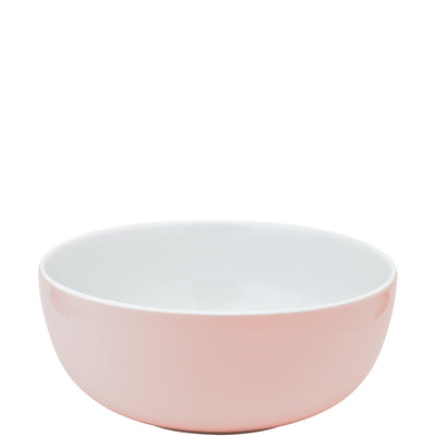 Ein runder, flacher Schalen aus Keramik mit einer glatten, rosafarbenen Außenseite und einer weißen Innenseite. Die Schale hat eine schlichte Form eignet sich gut für Salate, Snacks oder Beilagen. Der Boden ist leicht gewölbt, was der Schale Stabilität verleiht.