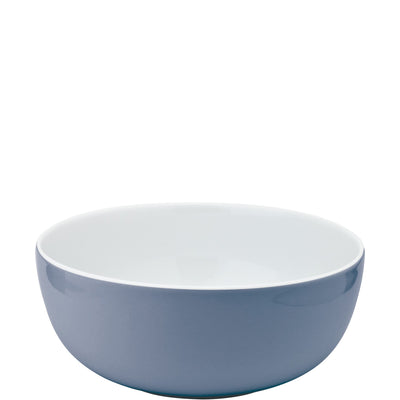 Ein tiefes, runder Geschirr aus Keramik in einem sanften Grauton außen und weißer Innenfläche. Der Rand des Schüssels ist glatt und hat eine schlichte, moderne Form. Ideal für Salate, Suppen oder als Serviergeschirr. Der Kontrast zwischen dem grauen und weißen Farbton verleiht dem Stück eine elegante Note.