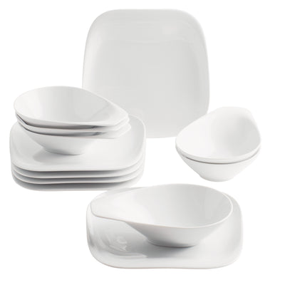 Eine Kollektion von weißem Geschirr, bestehend aus verschiedenen Schalen und Tellern. Im Vordergrund liegen eine große und eine kleine, runde Schale, während im Hintergrund mehrere flache Teller übereinandergestapelt sind. Alle Teile haben eine elegante, moderne Form und sind aus glasiertem Porzellan gefertigt. Der Hintergrund ist neutral gehalten, um das Geschirr hervorzuheben.