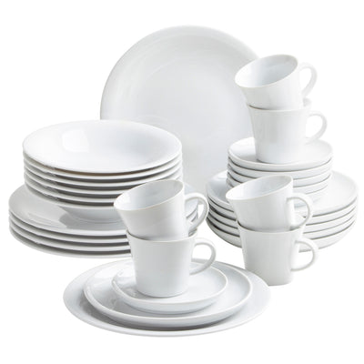 Ein Set aus weißem Geschirr, bestehend aus verschiedenen Größen von Tellern, Schalen und Kaffeetassen. Die Teller sind übereinander gestapelt, während die Tassen in zwei Gruppen angeordnet sind. Die glatte Oberfläche und das schlichte Design verleihen dem Geschirr einen eleganten und zeitlosen Look. Das Set ist auf einem weißen Hintergrund platziert, wodurch die Geschirrteile gut zur Geltung kommen.