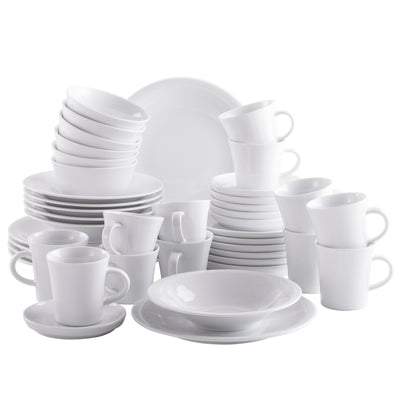 Ein Stapel von weißem Geschirr, bestehend aus verschiedenen Tellern, Tassen und Untertassen. In der Mitte sind große flache Teller und darunter kleinere Teetassen und Suppentassen angeordnet. Mehrere Tassen stehen übereinander gestapelt, während andere aufrecht stehen. Der Hintergrund ist einheitlich, um den Fokus auf das Geschirr zu lenken.