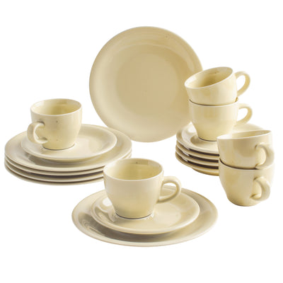 Eine Sammlung von cremefarbener Keramikteller und -tassen. Die Anordnung umfasst mehrere flache Teller, tiefe Teller und Untertassen sowie gestapelte Tassen. Der größte Teller liegt in der Mitte, umgeben von den anderen Geschirrteilen, die harmonisch angeordnet sind. Die Gesamtästhetik vermittelt einen schlichten, eleganten Look, ideal für den Tischgebrauch.