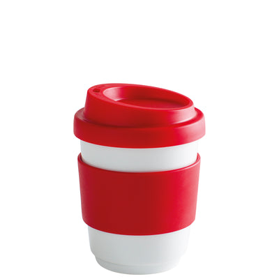 Ein wiederverwendbarer Kaffeebecher aus weißem, spülmaschinenfestem Material. Der Becher hat einen rot umrandeten Deckel und eine rote Silikonmanschette, die das Trinken erleichtert und vor Hitze schützt. Er ist für den Einsatz für unterwegs konzipiert und fördert nachhaltigen Genuss von heißen Getränken.