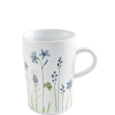 Eine weiße Tasse mit einem dekorativen Muster aus verschiedenen Blumen und Kräutern, darunter blaue Blumen und Lavendel. Die Tasse hat einen runden oberen Rand und einen ergonomischen Henkel. Der Hintergrund ist schlicht, sodass das florale Design im Vordergrund steht.