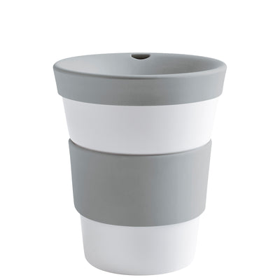 Ein moderner Blumentopf aus Kunststoff in zwei Farben. Der obere Teil ist hellgrau, während der untere Teil weiße und graue Streifen hat. Der Topf hat eine runde Form mit einem breiten Rand und einer kleinen Öffnung an der Oberseite, die für das Ablaufen von Wasser dient. Der Topf steht auf einer stabilen, flachen Basis und hat ein zeitgemäßes Design, das sich gut für verschiedene Innen- und Außenbereiche eignet.