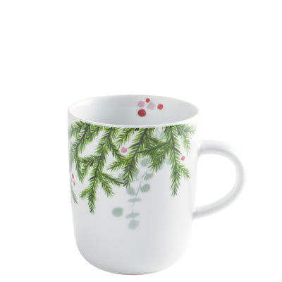 Eine weiße Tasse mit einem dekorativen Muster aus grünen Tannenzweigen und kleinen roten und pinken Punkten. Der Griff der Tasse ist rund und die Tasse hat eine schlichte, moderne Form. Das Design vermittelt eine festliche und gemütliche Atmosphäre, ideal für die kalte Jahreszeit.