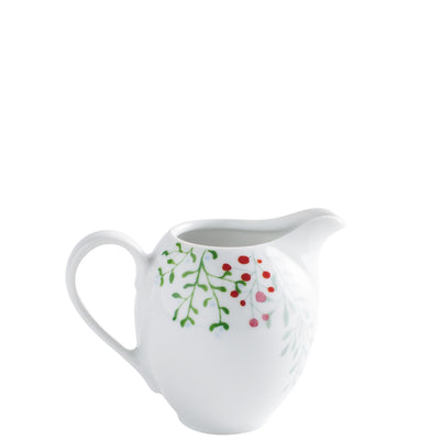 Weiße Kanne mit einem eleganten Design, verziert mit grünen Zweigen und roten Beeren. Die Kanne hat einen geschwungenen Auslauf und einen stabilen Henkel, ideal für die Präsentation von Saucen oder Milch. Der Hintergrund ist neutral und hebt die Kanne hervor.