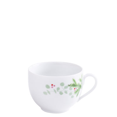 Eine weiße Tasse aus Porzellan mit einem dekorativen Muster aus grünen Blättern und roten Beeren. Die Tasse hat eine runde Form und einen geschwungenen Henkel. Der Innenteil ist schlicht, während die Außenseite mit einem dezenten, natürlichen Motiv verziert ist. Ideal für Kaffee oder Tee und passend für festliche Anlässe.