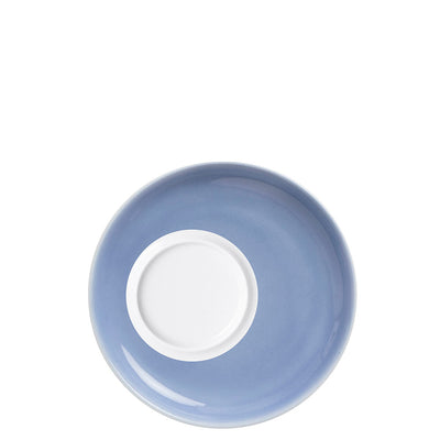 Eine runde, flache Untertasse in sanftem Blau mit einem weißen Mittelpunkt. Die Untertasse hat eine glatte, glänzende Oberfläche und einen schlichten, eleganten Stil. Sie ist von oben sichtbar und zeigt keine besonderen Verzierungen oder Muster, was ihr ein minimalistisches Aussehen verleiht. Die Form ist gleichmäßig und harmonisch.