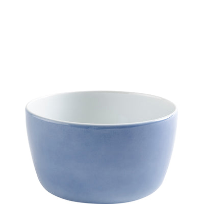 Ein runder, bauchiger Teller aus Keramik in einer sanften, matten blauen Farbe. Die Außenseite ist einheitlich blau, während die Innenseite hell und glänzend ist. Der Teller hat eine glatte Oberfläche und einen klaren Rand. Er steht auf einer flachen Unterfläche und wirkt modern und schlicht, ideal für den Alltag oder besondere Anlässe.