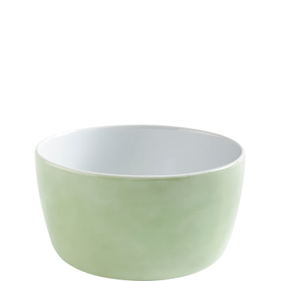 Ein runder, flacher Schüssel aus Keramik mit einer hellgrünen Außenseite und einer weißen Innenseite. Die Oberfläche ist glatt und glänzend. Die Schüssel hat eine schlichte, elegante Form, die für Servieren oder Anrichten von Speisen geeignet ist. Sie steht auf einem stabilen, leicht angehobenen Boden. Ideal für den täglichen Gebrauch oder besondere Anlässe.