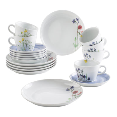 Geschirrset mit mehreren Tassen und Untertassen, die auf einem Tellerstapel angeordnet sind. Die Tassen sind in zwei Größen, einige sind gestapelt und zeigen florale Muster in Pastellfarben. Der Teller im Vordergrund hat ebenfalls ein ähnliches Blumenmuster. Das Geschirr ist aus weißem Porzellan gefertigt und weist zarte, farbige Blumenzeichnungen auf.