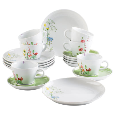 Eine Mischung aus Porzellan-Geschirr mit bunten, floral bedruckten Kaffeetassen und Untertassen. Im Vordergrund sind mehrere Tassen in verschiedenen Größen und Designs gestapelt, während im Hintergrund eine große, flache Servierplatte und weitere Teller sichtbar sind. Die Blumenmuster in sanften Farben verleihen dem Geschirr eine frische und freundliche Ausstrahlung.