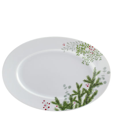 Ein ovaler, weißer Teller mit einem dekorativen Rand aus grünen Tannenzweigen und roten Beeren. Die florale Gestaltung verleiht dem Teller ein festliches Aussehen, ideal für saisonale Anlässe oder Feiertage. Der Teller ist schlicht in der Mitte, wodurch die Dekoration hervortritt.