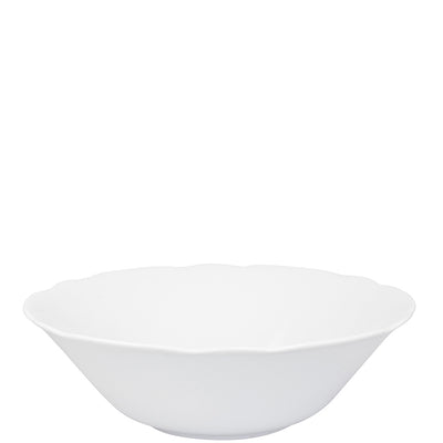 Ein einfaches, rundes, weißes Porzellan-Schüssel mit einem leicht gewellten Rand. Die Innenseite ist glatt und glänzend, während die Außenseite eine schlichte, moderne Form zeigt. Die Schüssel ist leer und vor einem weißen Hintergrund platziert, was den Fokus auf das Design und die Materialität des Geschirrs lenkt. Ideal für Salate, Suppen oder Beilagen.