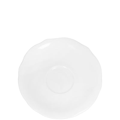 Ein elegantes, weißes Dessertteller mit einer sanften, gewellten Kante. Der Teller hat eine glatte Oberfläche und ist rund. Ideal für die Präsentation von Nachspeisen oder Snacks. Die Schlichtheit des Designs unterstreicht die Schönheit der servierten Speisen.