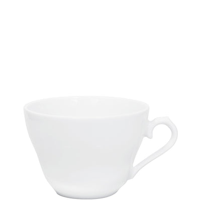 Ein schlichtes, weißes Porzellan-Tässchen mit einem eleganten, geschwungenen Henkel. Die Tasse hat eine konische Form und eine glatte Oberfläche ohne Verzierungen. Sie steht auf einer flachen Unterlage, gut beleuchtet, und schafft eine minimalistische Atmosphäre. Ideal für Kaffee oder Tee.
