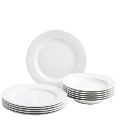 Eine Ansammlung von weißen Geschirrplatten auf einem weißen Hintergrund. Im Vordergrund liegen drei flache Teller übereinander, während im Hintergrund ein Stapel von sechs tiefen Tellern sichtbar ist. Alle Teller sind schlicht gestaltet und einfarbig.
