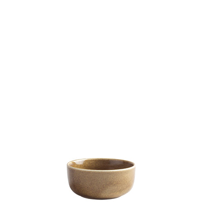 Eine runde, schlichte Schale aus braunem Keramikmaterial, mit einer glänzenden Innenseite und einer matten Außenseite. Die Schale hat eine leicht abgerundete Form und steht auf einer flachen Basis. Sie ist einfach und modern gestaltet, ideal für Servieren oder Dekorationszwecke. Der Hintergrund ist neutral, sodass die Schale im Fokus steht.