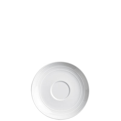 Ein weißer Porzellanteller mit sanften, eingravierten Rundungen. Die Oberfläche des Tellers ist glänzend und glatt, während der Rand leicht erhöht ist. Er hat eine klassische Form und eignet sich für die Präsentation von Speisen oder als elegante Tischdekoration. Der Teller steht auf einem neutralen Hintergrund.