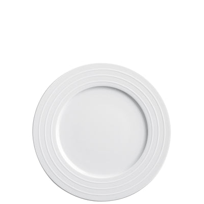 Ein schlichtes, weißes tiefes Geschirr. Der Rand des Tellers hat mehrere feine, umlaufende Rillen, die ihm ein elegantes Aussehen verleihen. Die Mitte des Tellers ist glatt und unauffällig, geeignet für verschiedene Speisen. Der Teller steht auf einem weißen Hintergrund.