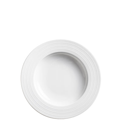 Weißer, runder Teller mit leicht erhöhter Kante und dezentem, eingeprägtem Linienmuster. Die Oberfläche ist glatt und glänzend, und der Teller ist mittig hohl, ideal für Servieren von Speisen oder Salaten.