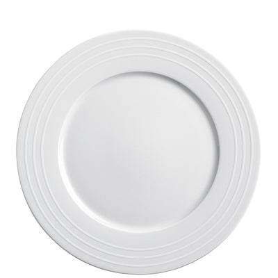 Ein weißer Teller mit einem schlichten, modernen Design. Der Teller hat einen leicht erhöhten Rand und drei zarte, eingeprägte Linien, die um die Mitte verlaufen. Die Oberfläche wirkt glatt und glänzend, ideal für die Präsentation von Speisen. Der Teller ist neutral in der Farbe und passt zu verschiedenen Tischdekorationen und Anlässen.