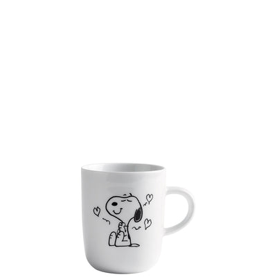 Eine weiße Tasse mit einem freundlichen Cartoon-Hund, der glücklich aussieht und die Pfoten zusammengelegt hat. Um ihn herum sind kleine Herzchen abgebildet, die seine Freude und Zuneigung ausdrücken. Die Tasse hat einen runden Körper und einen geschwungenen Henkel. Sie wirkt modern und eignet sich gut für heiße Getränke.