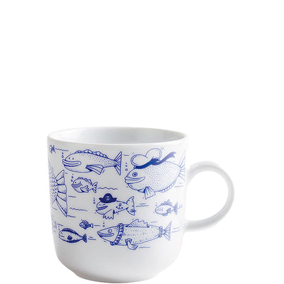 Weiße Keramiktasse mit blauem Fisch-Design. Auf der Tasse sind verschiedene stilisierte Fische und maritime Motive abgebildet, darunter ein Fisch mit einem Kapitänshut. Die Tasse hat einen leicht geschwungenen Henkel und eine glatte Oberfläche. Sie eignet sich gut für kalte oder heiße Getränke und bringt ein maritimes Flair in jeden Alltag. Ideal für Fischliebhaber oder als dekoratives Element in der Küche.