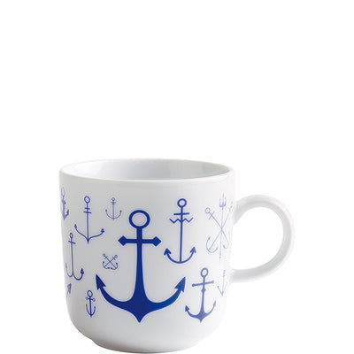 Ein weißer Kaffeebecher mit blauen Anker-Motiven. Der Becher hat eine runde Form, einen stabilen Henkel und ist innen ebenfalls weiß. Mehrere kleine und große Anker sind in unterschiedlichen Designs auf der Außenseite verteilt. Der Kontrast zwischen dem blauen Muster und der weißen Oberfläche verleiht dem Becher ein maritimes, frisches Aussehen. Ideal für den Genuss von heißen Getränken zu Hause oder im Büro.