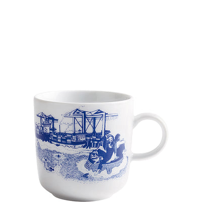 Eine weiße Kaffeetasse mit blauer, detaillierter Illustration. Die Darstellung zeigt eine Hafenlandschaft mit Schiffen, einer Brücke und mehreren Menschen, die am Ufer entlanggehen. Das Design ist nostalgisch und verleiht der Tasse einen kunstvollen Charakter.