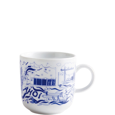 Weiße Tasse mit blauem, maritimem Dekor. Auf der Tasse sind verschiedene nautische Motive abgebildet, darunter Schiffe, Wellen und der Begriff "AHOI". Die Tasse hat einen runden Körper und einen geschwungenen Henkel, der komfortabel zu halten ist. Das Design vermittelt ein fröhliches, maritimes Flair, ideal für Liebhaber des Meeres.