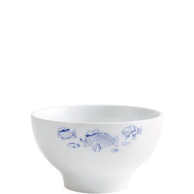 Eine weiße Schüssel aus Porzellan mit einer glänzenden Oberfläche. Am äußeren Rand der Schüssel befindet sich ein verspieltes, blauer Druck, der verschiedene Fische zeigt, darunter einen großen Fisch und kleinere Fische. Die Schüssel hat eine runde Form und eignet sich für die Präsentation von Speisen oder als dekoratives Element.