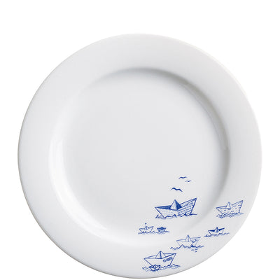 Ein runder, weißer Teller mit einer blauen Illustration von Papierbooten, die auf stilisierten Wellen schwimmen. Am Rand des Tellers sind mehrere kleine Boote und einige fliegende Vögel abgebildet. Der Teller vermittelt eine fröhliche und maritime Stimmung.