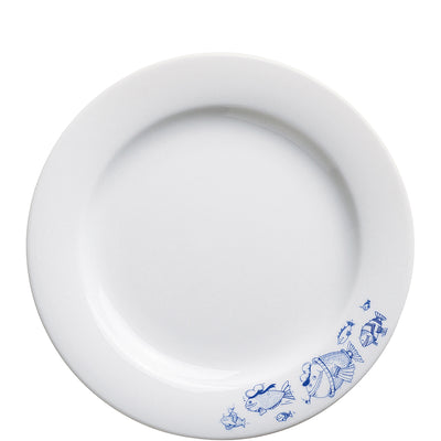 Ein runder, weißer Teller aus Porzellan mit einer blauen Dekoration am Rand. Das Muster zeigt verschiedene stilisierte Fische in unterschiedlichen Formen und Größen. Die Fische sind in einer verspielten, maritimen Darstellung angeordnet, die dem Teller eine fröhliche und einladende Note verleiht. Der Teller hat eine glatte, glänzende Oberfläche und eine klassische Form, die für die Präsentation von Speisen geeignet ist. Ideal für den Einsatz bei Tisch, sowohl im Alltag als auch bei besonderen Anlässen.