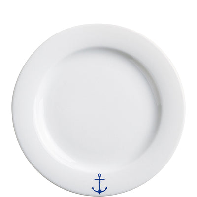 Ein runder, flacher Teller aus weißem Porzellan mit einem blauen Anker-Symbol am unteren Rand. Der Teller hat keine weiteren Muster oder Verzierungen und zeigt eine glatte, glänzende Oberfläche. Ideal für maritime Themen oder als dekoratives Element auf einem Tisch.