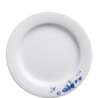 Ein runder, flacher Teller aus weißem Porzellan mit einem blauen Randmuster. Am Tellerrand sind verschiedene kleine, stilisierte Motive abgebildet, darunter Vögel und ein Boot. Der Hintergrund ist schlicht und unifarben, wodurch die blauen Verzierungen deutlich hervorstechen. Der Teller wirkt elegant und könnte für formelle Anlässe oder alltägliche Mahlzeiten verwendet werden. Das Design vermittelt eine traditionelle Note.