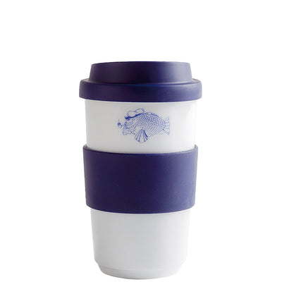 Ein erneut benutzbarer Kaffeebecher aus weißem Material mit einem blauen Fischmotiv auf der oberen Hälfte. Der Becher hat einen dunkelblauen Silikonmantel, der als Griff dient und den unteren Bereich schützt. Die Form ist gerade und schlicht, mit einem geschlossenen Deckel. Ideal für umweltbewusste Kaffeetrinker, die ihre Getränke unterwegs genießen möchten.