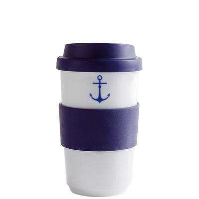 Weißer Becher mit blauen Anker-Motiv, ausgestattet mit einem blauen Silikonring als Griff. Der Becher hat einen passenden Deckel und eignet sich für Getränke zum Mitnehmen. Die Gesamterscheinung ist modern und maritim inspiriert.