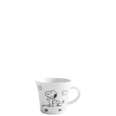 Eine weiße Kaffeetasse mit einem kindlichen, cartoonhaften Design. Auf der Tasse sind Snoopy und sein Freund Woodstock abgebildet, während sie in einer Wiese mit Blumen stehen. Die Figuren sind in schwarz-weiß gehalten und sorgen für eine fröhliche und verspielte Ausstrahlung. Der Rand der Tasse ist leicht nach oben gewölbt und der Henkel ist gut sichtbar. Ideal für Fans der Comic-Serie „Peanuts“.