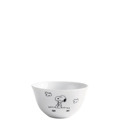 Eine weiße Schüssel mit einer Zeichnung von Snoopy, dem beliebten Comic-Hund aus „Peanuts“. Snoopy ist in einer entspannten Pose zu sehen, mit geschlossenen Augen und einem zufriedenen Gesichtsausdruck. Um ihn herum fliegen zwei kleine Wolken. Die Schüssel hat sanfte, runde Konturen und eignet sich ideal für Snacks oder Desserts.