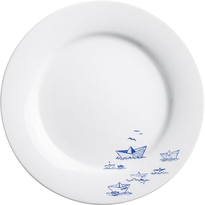 Ein weißer Teller mit einem minimalistischen Design. In der unteren rechten Ecke sind mehrere blaue Papierboote abgebildet, die auf stilisierten Wellen schwimmen. Über den Booten sind einige kleine, blaue Vögel zu sehen. Der Teller hat einen schlichten, sauberen Rand und vermittelt eine maritime Atmosphäre.