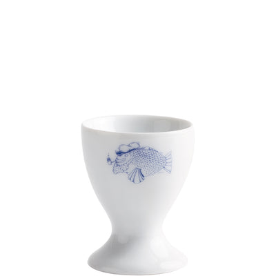 Ein eleganter, weißer Eierbecher mit einer blauen Illustration eines Fisches, der eine Schwimmbrille trägt. Der Becher hat eine runde, schalenförmige Oberseite und eine schmale, sich nach unten verjüngende Basis. Die Fischgrafik ist detailliert und humorvoll gestaltet, was dem Geschirr einen einzigartigen Charakter verleiht.