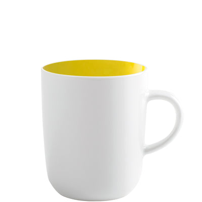 Ein zylindrischer Kaffeebecher mit Henkel. Die Außenseite ist weiß und die Becherinnenseite ist gelb.